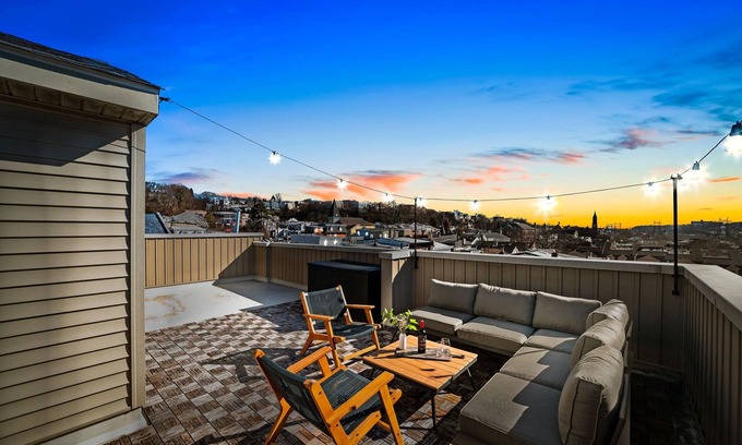 Manayunk House | Spacious & Quiet, 5 Min Walk to Main St, Rooftop Lounge!