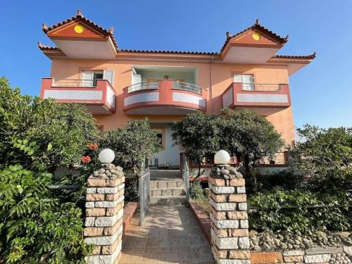 Krieza Apartment | Spacious Quiet Apartment for Relaxed Holidays 2