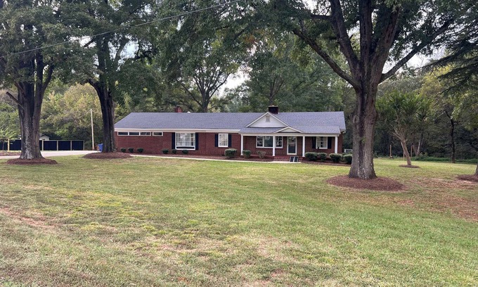 Vance House | Spacious ranch in the country that has it all.