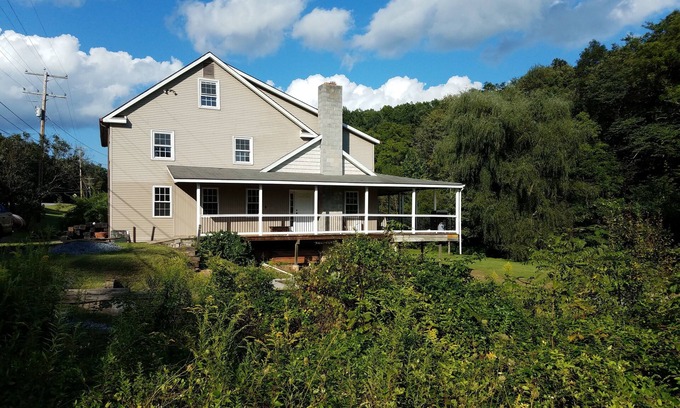Saxton House | Spacious! Recent Remodel! 6 Min. to Raystown Lake! Linens&Towels provided!