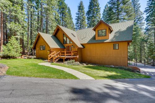 Lake Almanor Country Club House | Spacious Retreat with Backyard 1 Mi to Lake Almanor