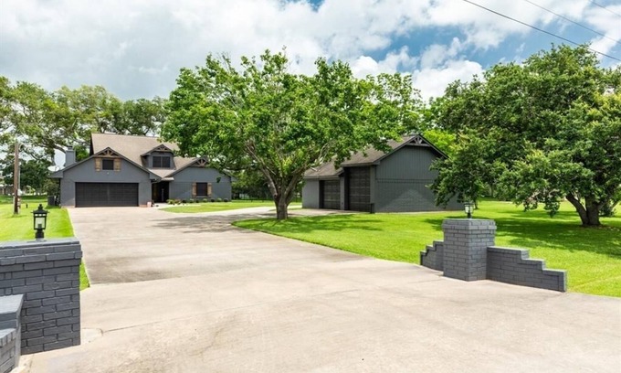 Brazoria House | Spacious river house for Family & Friends to gather and have a great time!