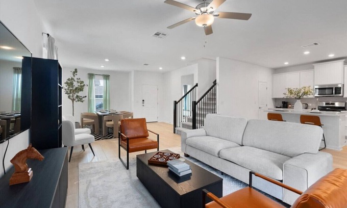 Del Valle House | Spacious SE Austin Retreat - Near F1, Tesla, COTA, ABIA - Perfect for Groups