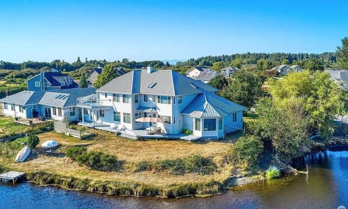 Point Roberts Villa | Spacious Second Floor Queen bedroom (Lily Point)