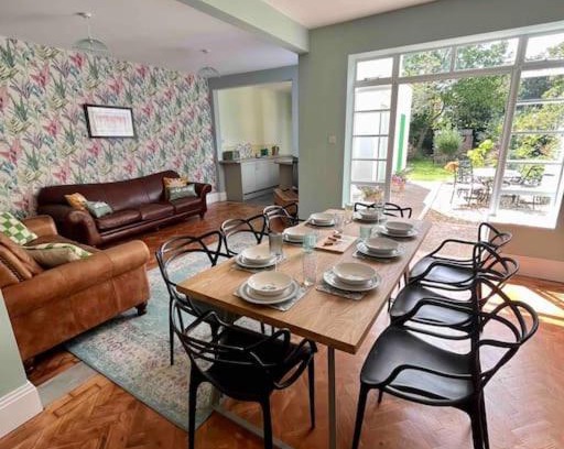 Portsmouth House | Spacious Semi-detached Southsea House, Free Parking On Drive