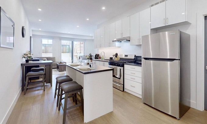 Etobicoke Apartment | Spacious studio 15min to city center & Airport (FREE PARKING)