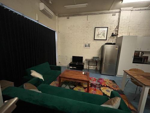 Northcote Apartment | Spacious Studio in Quiet Northcote Neighbourhood