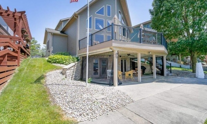 Lakeview House | Spacious Three level lakefront Home