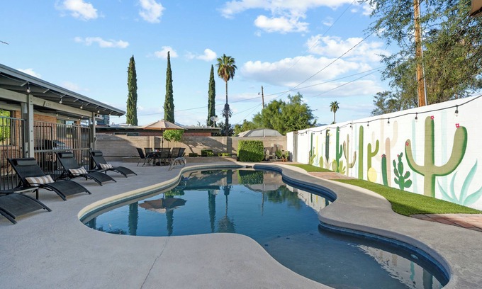 Tucson House | Spacious Tucson OASIS 4BD/2.5BA, Sparkling Pool, Billiards, Pingpong, Family-Fun