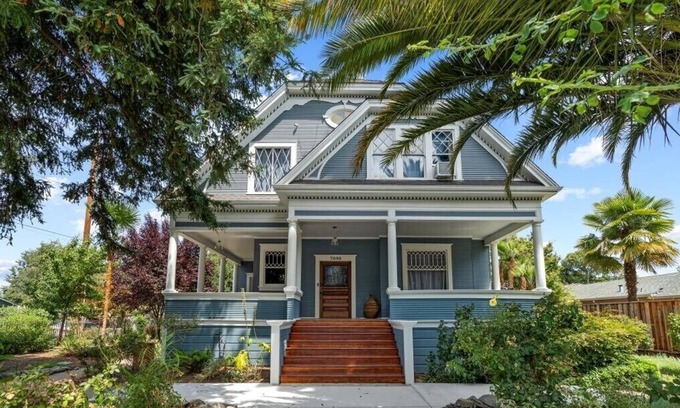 Gilroy House | Spacious & Unique Home In the Bay