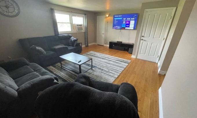 Eastside Apartment | Spacious University area 2 bedroom apartment 1 mile from SU. Parkside view!n