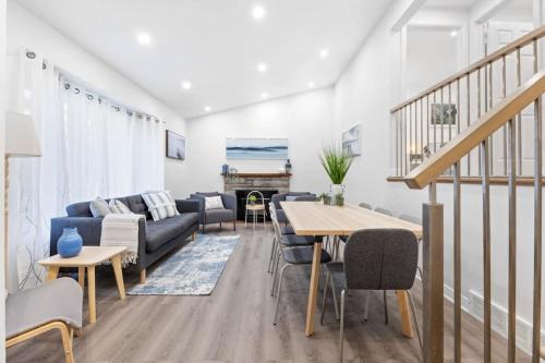 Pierrefonds-Roxboro House | Spacious Urban Cabin in West Montreal - 4BR