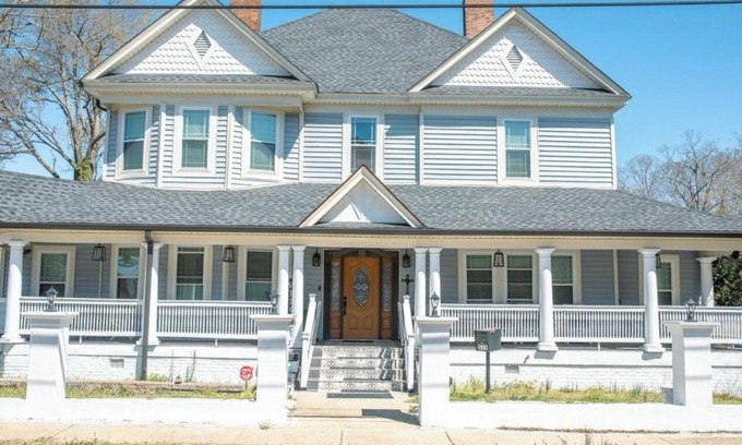 Woodruff House | Spacious Victorian building in fabulous Spartanburg SC with luxury fixtures.