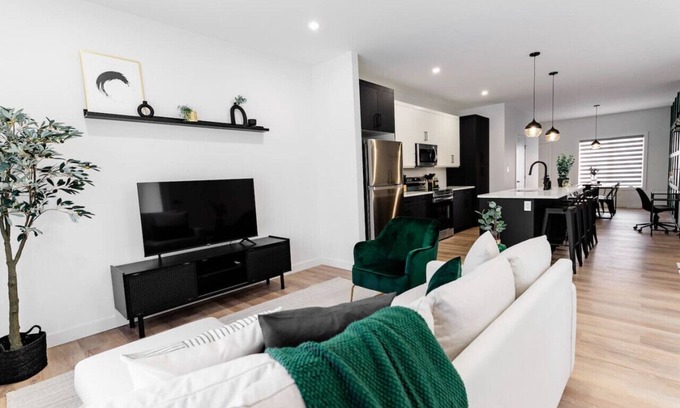 St. James House | *Spacious w/Style | Free Parking | 7 min Airport*