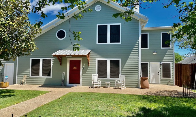 Waco House | Spacious Waco Bear Den-5 BR/4BA + Mother-in-law Suite Attached Garage Hottubn