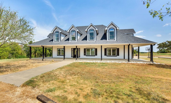 Wills Point House | Spacious Wills Point Retreat w/Pool & Pond!