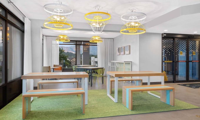Briargate Hotel | Spark by Hilton Colorado Springs I 25 Central