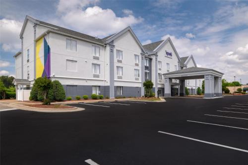 Smithfield Hotel | Spark By Hilton Smithfield I-95