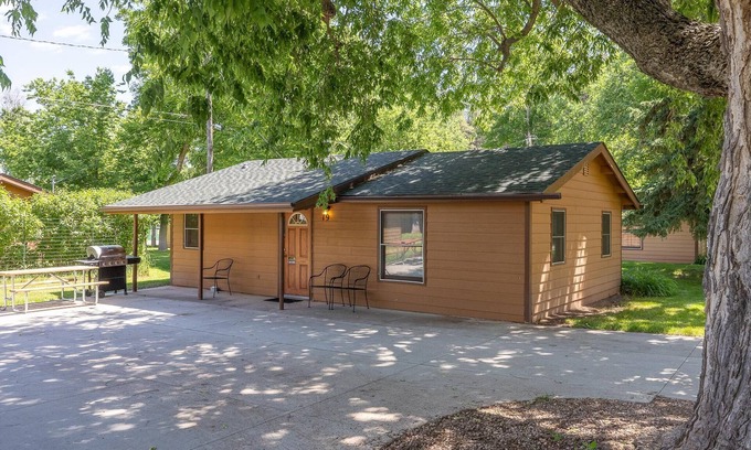 Rapid City Cabin | Sparkling Clean Cabin Thirty Minutes to Mt Rushmore - In Rapid City On Canyon Lake Thirty Minutes from Mt Rushmore