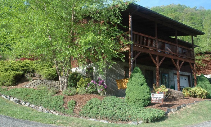 Maggie Valley Cabin | SPECIAL Oct 31-Nov. 3 Mt. Views, Attached Garage, Flat Paved Parking, Pet Fee.