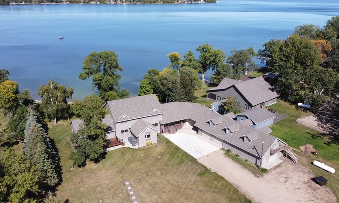 Underwood House | Spectacular Lakefront Retreat on 2 acres~ Perfect Large Family Getaway