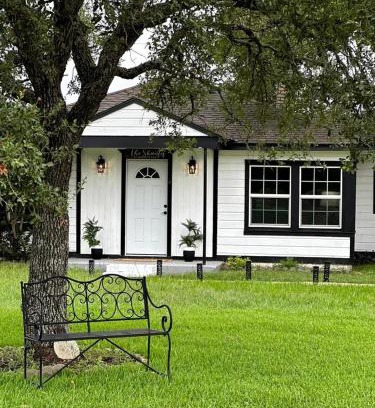 Carmine House | Spectacular Secluded Cottage in Round Top, Texas