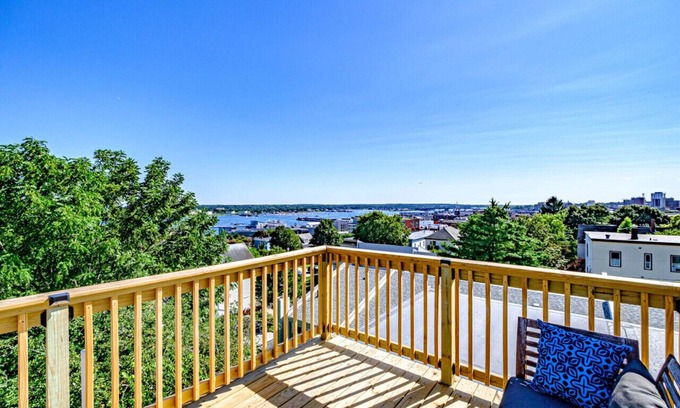 East End Apartment | Spectacular Views & Comforts of Home in Portland s Most Desirable Neighborhood