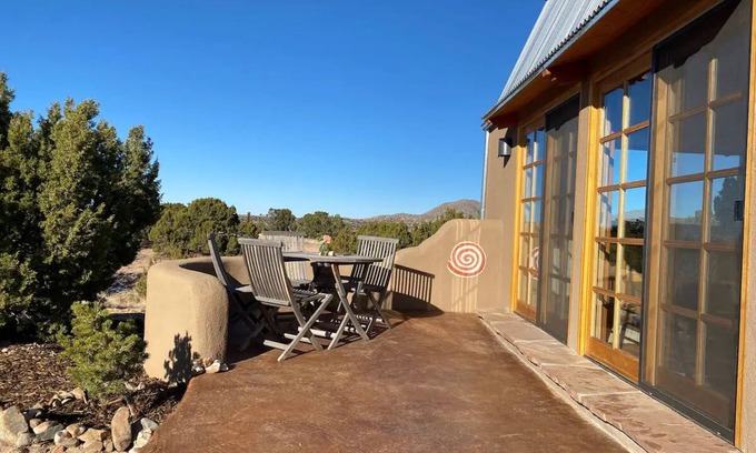 Canoncito House | Spectacular Views - Artist Barn on the Turquoise Trail