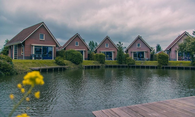 Medemblik House | Spectacular villa by the lake