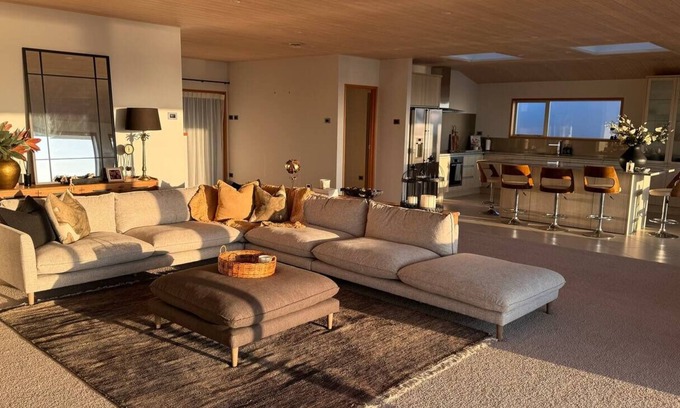 Omokoroa House | Spectacular Waterfront Sanctuary plus 1 brm self contained Cottage