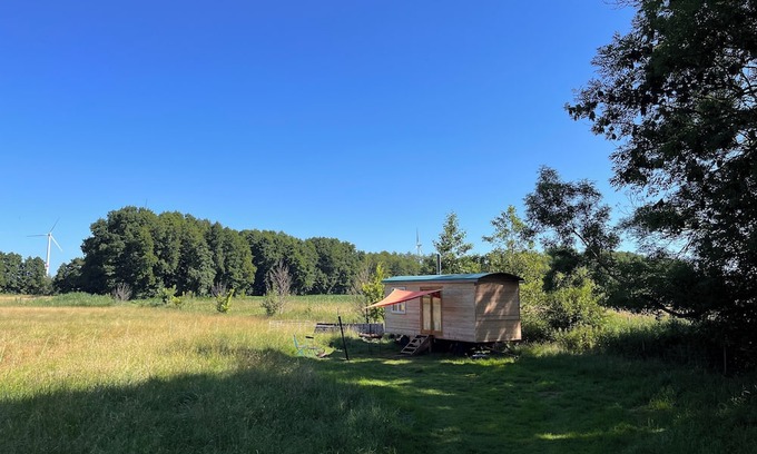 Oetzen House | Spend the night in the circus wagon on the sheep pasture