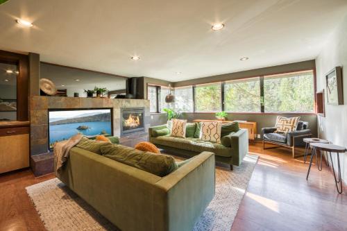 Alpine Meadows House | Spire Chalet at Alpine Meadows - 4BR W Hot Tub and Ski Shuttle