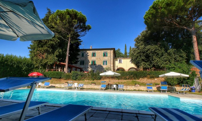 Gualdo Cattaneo Cottage | Splendid Farmhouse in Gualdo Cattaneo with Hot Tub