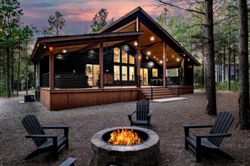 Hochatown House | Splendid Intimate Cabin Great for a Romantic Getaway in Oklahoma