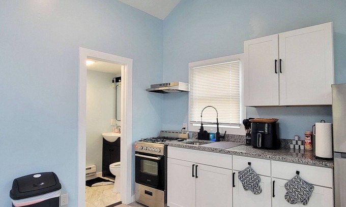 Geneva-on-the-Lake Apartment | Split Level Beach Access 2 Queen Bed Apartment in Geneva U9