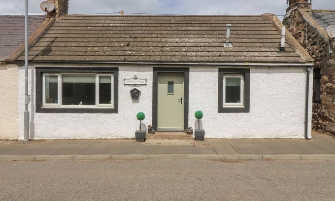 Whitsome House | SPRING COTTAGE, pet friendly, character holiday cottage in Chirnside