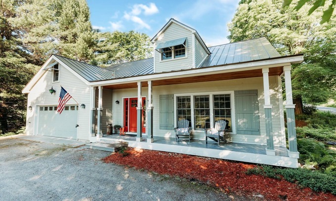 Wilmington House | Spring Hiking Minutes to White Face-Hot Tub-Coffee Bar-Parlor Games-Dog Friendly