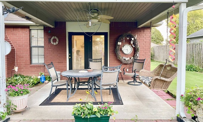 Springdale House | Springdale gem, centrally located, covered patio