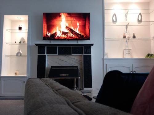 Airdrie Apartment | Springfield Apartment - Train to Glasgow or Edinburgh - Private Parking & Wifi