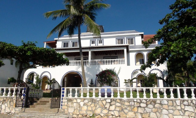 Puerto Galera Apartment | Squares Cafe and Apartments