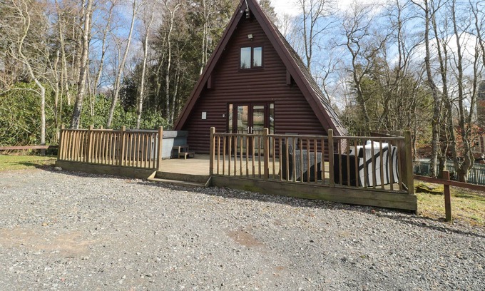 Otterburn Cabin | SQUIRREL LODGE, pet friendly, character holiday cottage in Otterburn