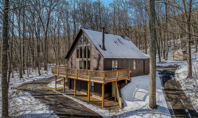 Berkeley Springs Cabin | Sqyrls Nest - 3BR Retreat With a Hot Tub