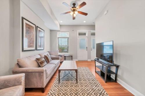 St. Louis House | St Louis Tower Grove Two-Story Townhome Perfect for Groups Side B