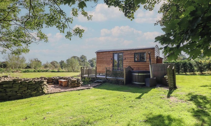Llanfair Caereinion Cottage | STAG LODGE POD, pet friendly, with hot tub in Llanfair Caereinion
