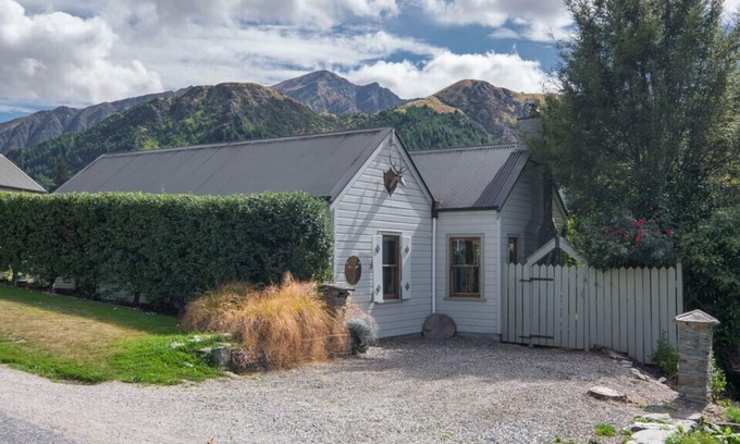 Arrowtown Cottage | Stags Head Cottage - Arrowtown Holiday Home