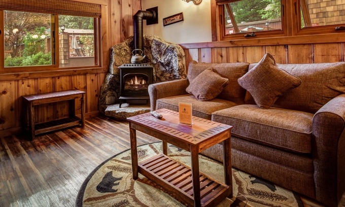 Tahoe Vista Cottage | Standalone Fireplace Cottage