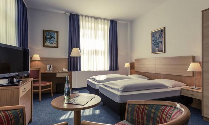 Neustadt-Glewe House | Standard room, shower, toilet, non-smoking - Hotel Schloss Neustadt-Glewe