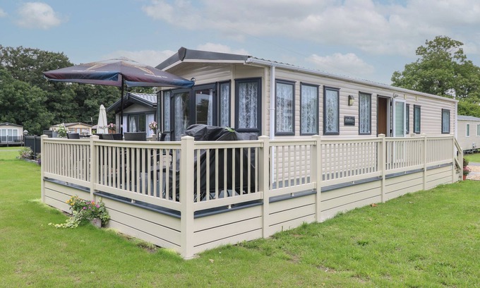Hopton Cottage | STANLEY'S LODGE, FOXBURROW HANG, family friendly in Belton, Norfolk