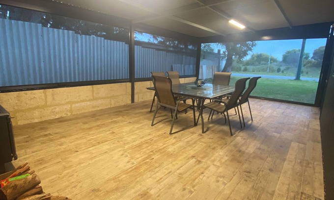 Lancelin House | Starfish Beach Shack - New, Stylish and Spacious