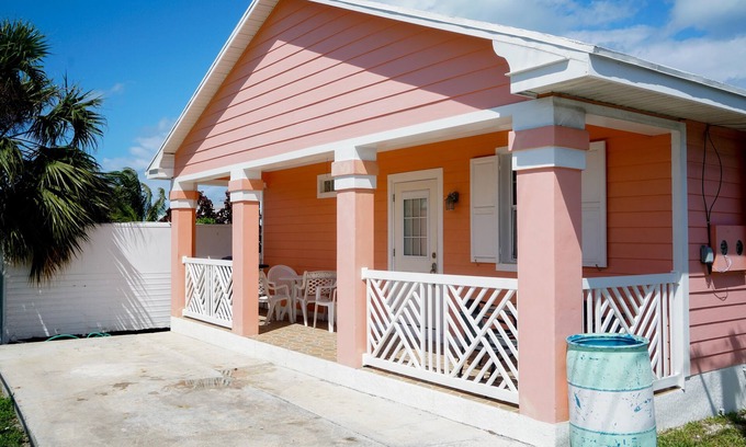 Spanish Wells Apartment | Starfish Cottage. FREE Golf Cart Included. Just 2 minute walk to the Beach